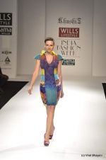 Model walk the ramp for Khushi Z Show at Wills Lifestyle India Fashion Week 2012 day 2 on 7th Oct 2012 (39).JPG